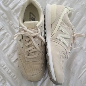 Great condition! New Balance 696 suede off white